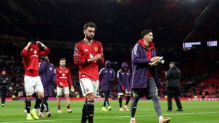 熟悉的曼联回来了？开场13分钟就多打一人，仍在主场爆冷输球